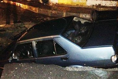 Yol ikiye ayrıldı, cadde otomobili yuttu