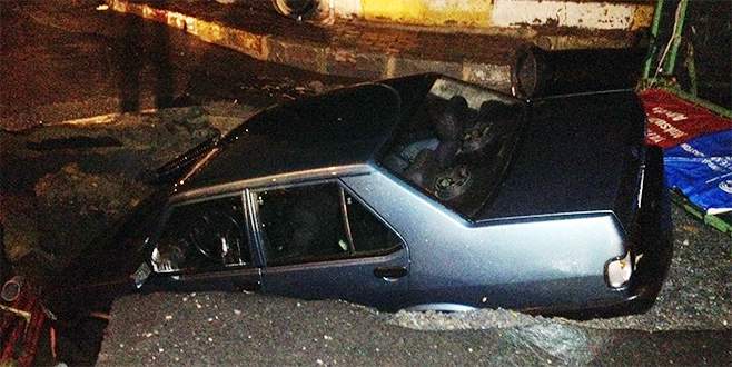 Yol ikiye ayrıldı, cadde otomobili yuttu