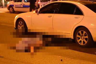 Elinde bıçakla yolun karşısına geçmeye çalışırken 2 araç ezdi