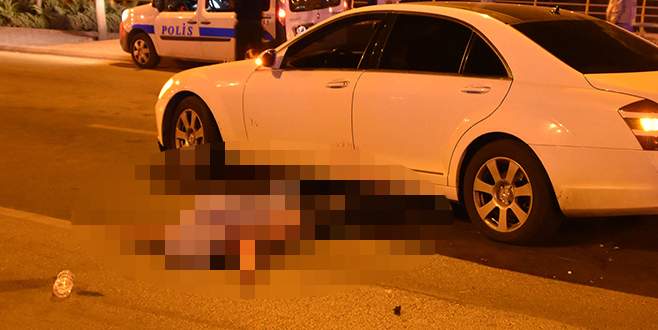 Elinde bıçakla yolun karşısına geçmeye çalışırken 2 araç ezdi