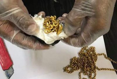 Mücevher kaçakçısını yürüyüşü ele verdi