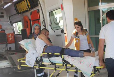 Yürürken yoldan geçen otomobilden ateş açılıp yaralandı