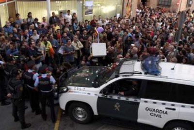 Katalan bakanlıklara referandum baskını