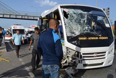 İki yolcu minibüsü çarpıştı: 41 yaralı