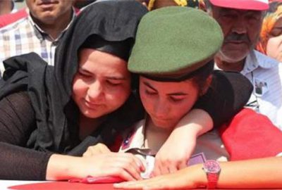 Şehit ağabeyini üniforması ve kepiyle uğurladı