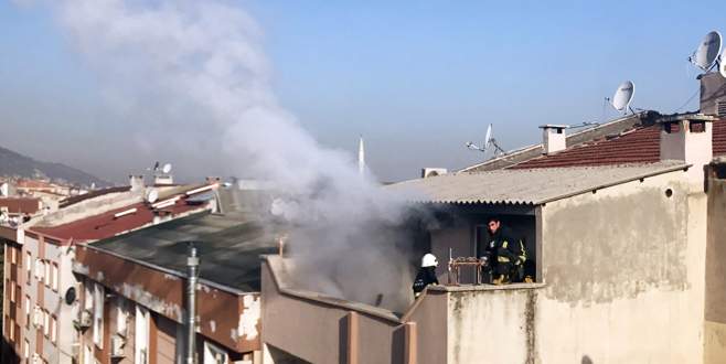Bursa’da 6 katlı binanın çatı katında yangın