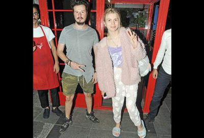 Yatak kıyafetiyle lüks restoranda