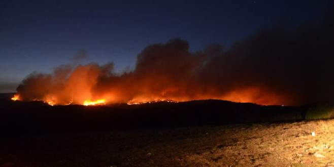 Yangın bir türlü söndürülemeyince dua için camiiye koştular