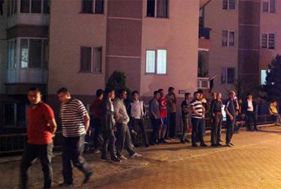 ‘Yardım edin’ diye bağıran genç mahalleyi sokağa döktü