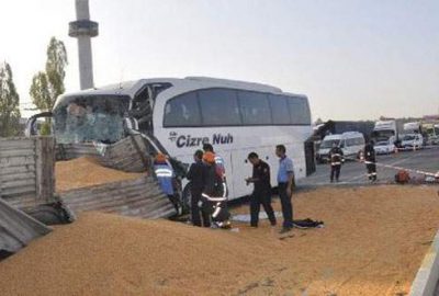 Yolcu otobüsü ile TIR çarpıştı: 3 ölü, çok sayıda yaralı