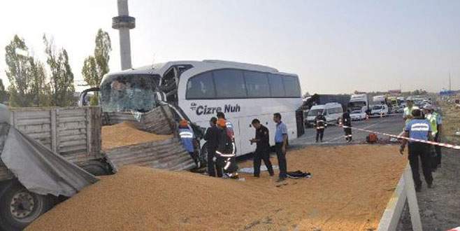 Yolcu otobüsü ile TIR çarpıştı: 3 ölü, çok sayıda yaralı