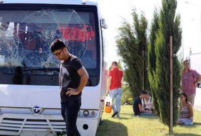 Servis midibüsü refüje çarptı: 5 yaralı
