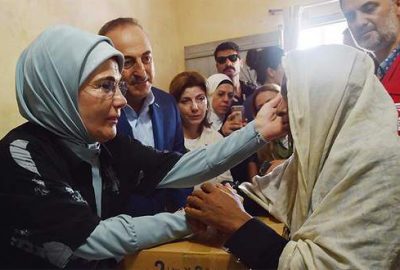 Emine Erdoğan Arakanlı Müslümanlara yardım dağıttı