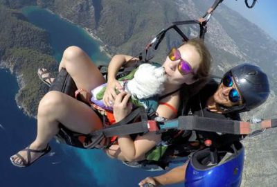 Kucağında köpeğiyle 2 bin metreden uçtu