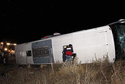 Yolcu otobüsü devrildi: 3 ölü, 43 yaralı