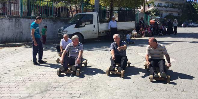 Orhaneli’ndeki tahta araba yarışı nefes kesti