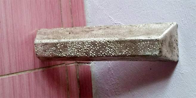 Midibüsten düşen 45 bin dolarlık külçe altını alıp kaçtı