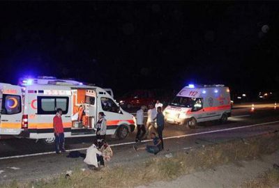 Yolcu otobüsü ve otomobil çarpıştı: 1 ölü, 17 yaralı