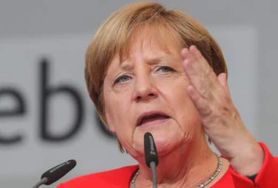 Merkel’e domatesli saldırı