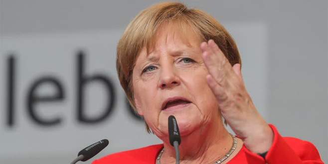 Merkel’e domatesli saldırı