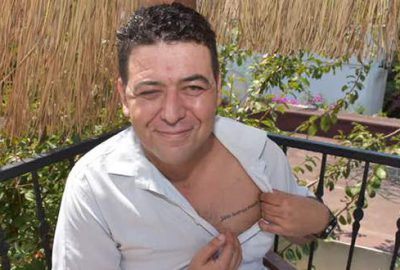 Öğrenenlerin şok olduğu durumu dövme olarak yazdırdı