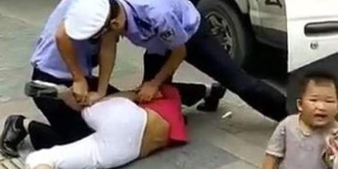 Çocuklu kadını döven polise linç girişimi