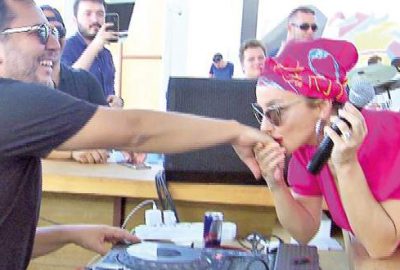 Eşinin elini öptü