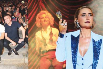 Sevgilisini hayranlıkla izledi