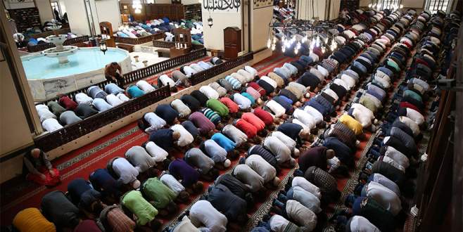 Bayramın ilk günü camiler doldu taştı