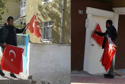 Muhtar, mahalledeki tüm evlerin kapısına Türk bayrağı astı