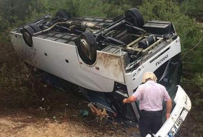 Tur midibüsü şarampole devrildi: 18 yaralı