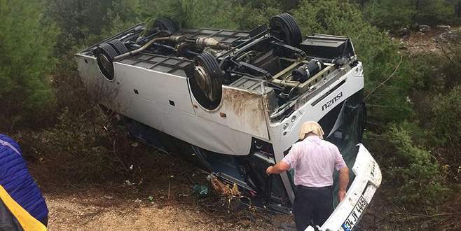 Tur midibüsü şarampole devrildi: 18 yaralı