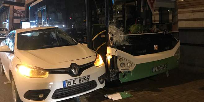 Bursa’da otomobil otobüse çarptı