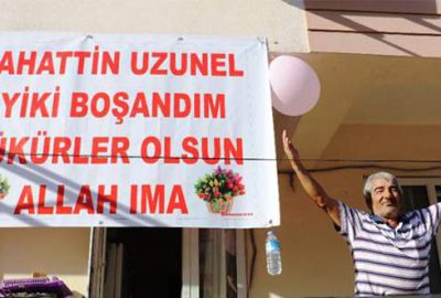 Eşinden ayrılan kocanın pankartlı boşanma ve nafaka sevinci