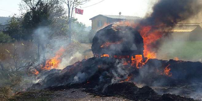 Saman yüklü traktör böyle yandı