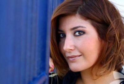 Yeni sevgilisiyle el ele yakalandı