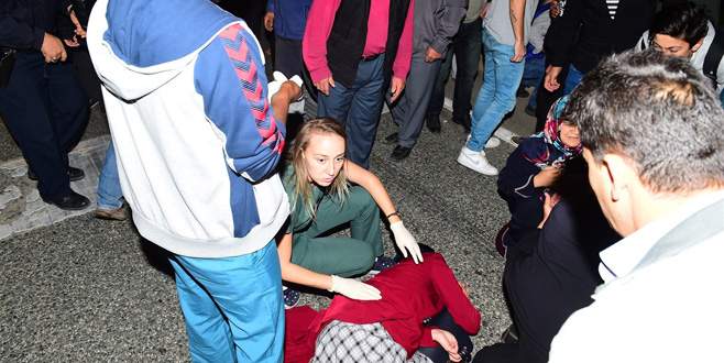 Karşıdan karşıya geçen anne ile kızına otomobil çarptı