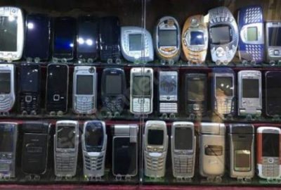 1000 telefonluk koleksiyonunu 170 bin Euro’ya satıyor