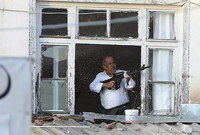 Pencereye çıkıp ateş açmaya başladı