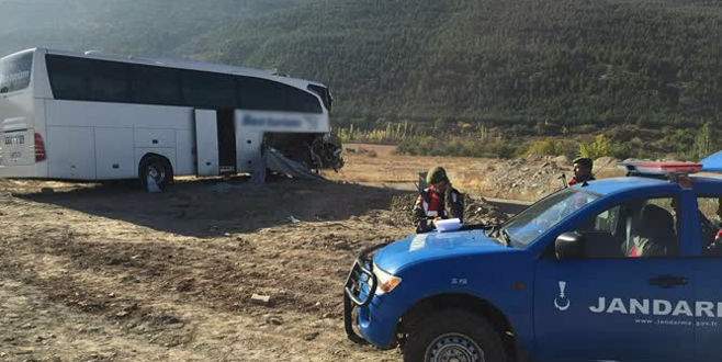 Yolcu otobüsü TIR’a çarptı: 1 ölü, 22 yaralı Yolcu otobüsü TIR’a çarptı: 1 ölü, 22 yaralı
