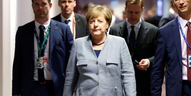 Merkel’den Türkiye’ye mülteci övgüsü