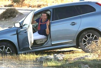 Arabası göldeyken böyle poz verdi!
