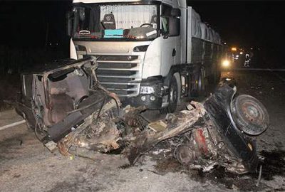 TIR’la çarpışarak ikiye bölünen otomobilden sağ çıktı