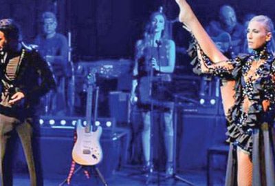 Eski eşine dans etti