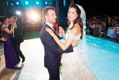 Azra Akın gelinliğini parçaladı