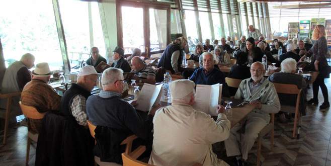 Huzurevi sakinlerinin Misi’de yemek keyfi