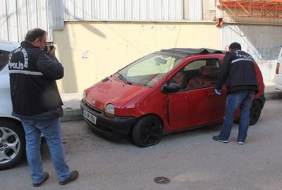 Bursa’da park halindeki aracın teybini çaldılar