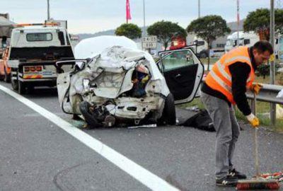 TIR, otomobile çarptı: 1 ölü, 3 yaralı