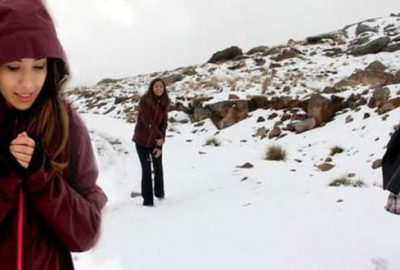 Kar kalınlığı 5 santimetreyi buldu, araçlar yolda kaldı