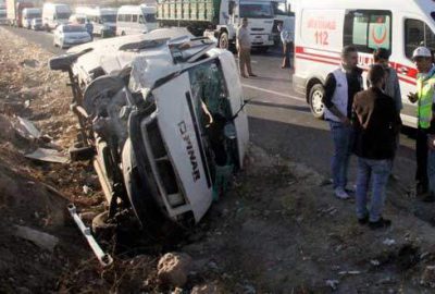 İşçi servisi devrildi: Çok sayıda yaralı var!
